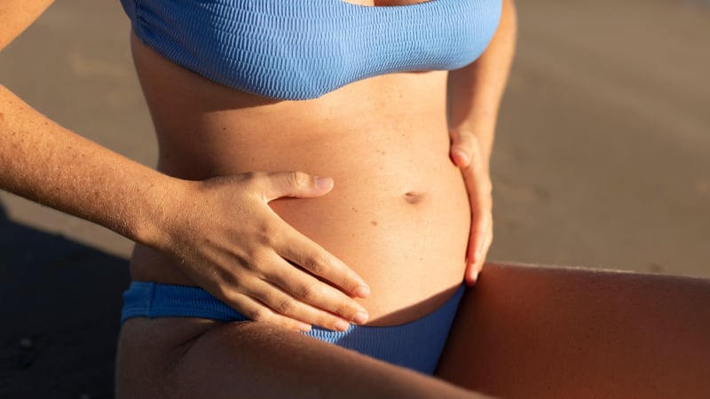 Horko, alkohol i dlouhé ponocování: Víte, co všechno v létě ovlivňuje menstruaci?