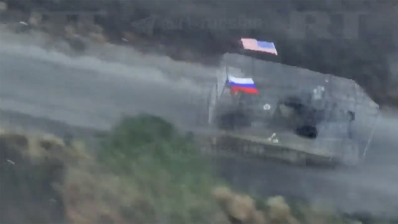 Trumpovy absurdity v praxi, žasnou odborníci. Rusové útočí na Ukrajince s vlajkami USA