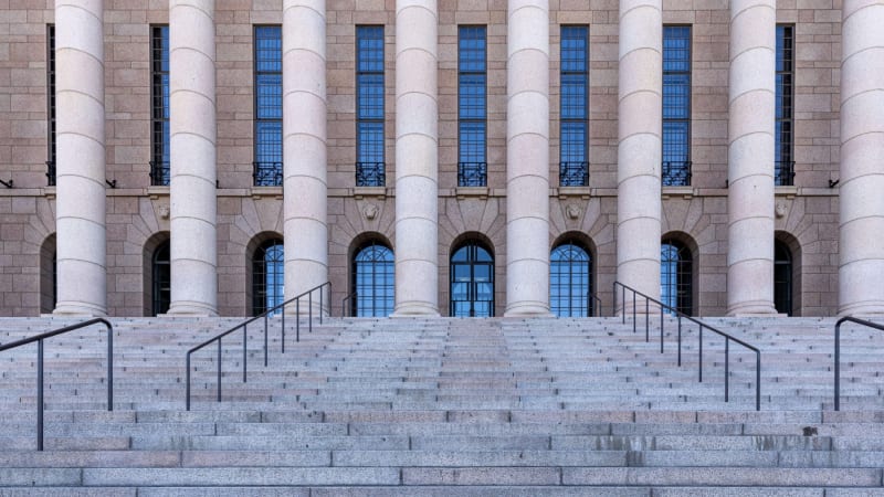 Poslanec spáchal sebevraždu ve finském parlamentu, píší média. Na místě zasahuje policie